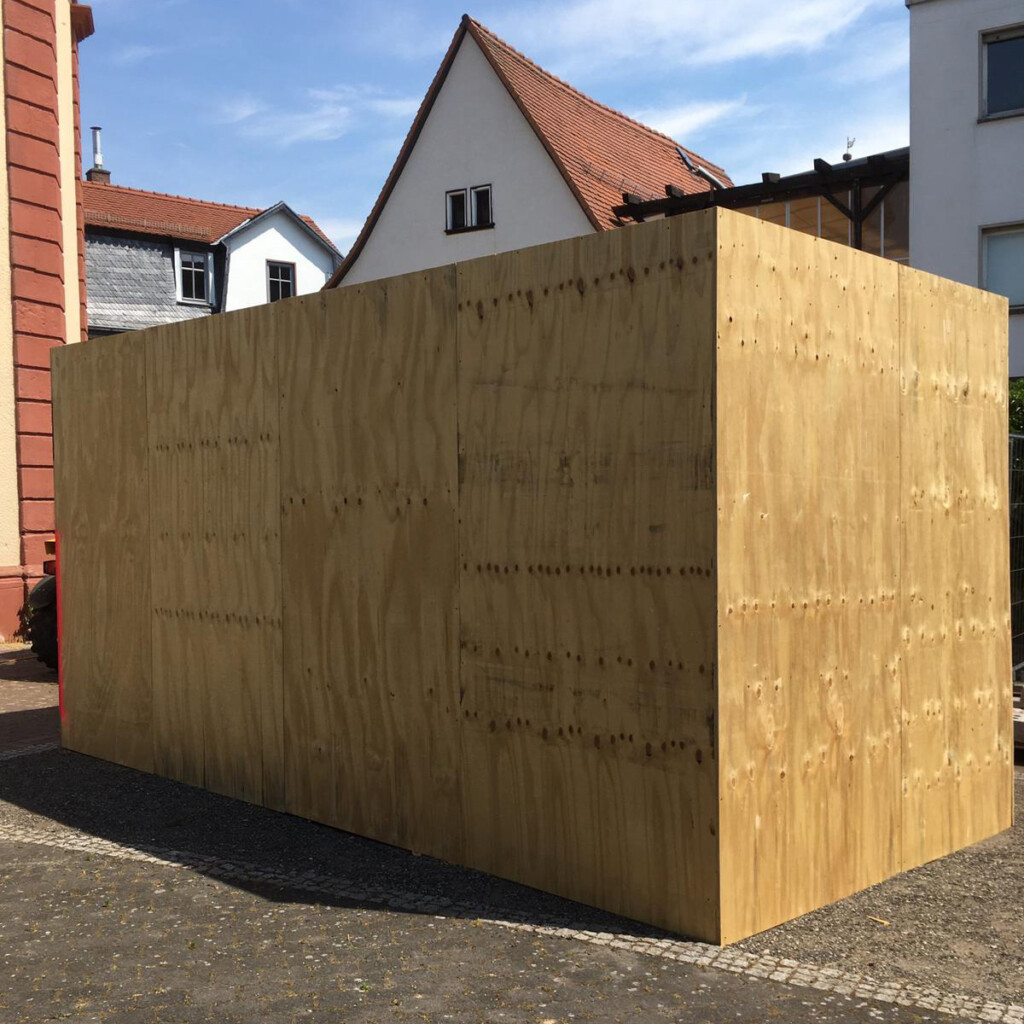 Einhausung des Opferdenkmals